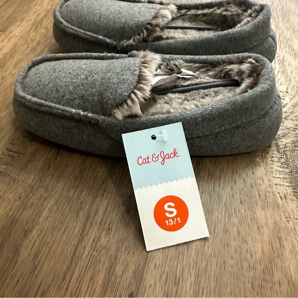 NWT!!‎ Boy’s Cozy Gray Slippers, Cat & Jack, Indoor/Outdoor, Size 13/1 - Picture 4 of 8